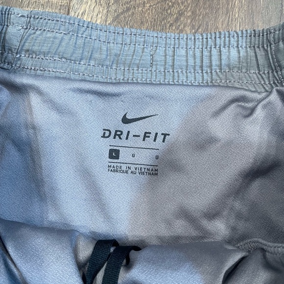 Men’s‎ Gray Nike Challenger Running Short - Picture 3 of 4